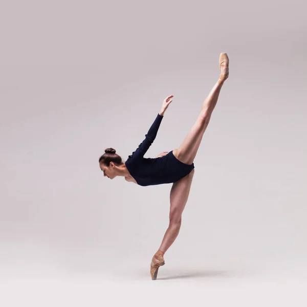 Krásný baletní tanečník izolovaný — Stock fotografie