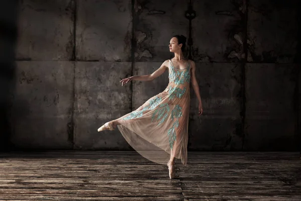 Jeune belle danseuse de ballet en robe beige — Photo