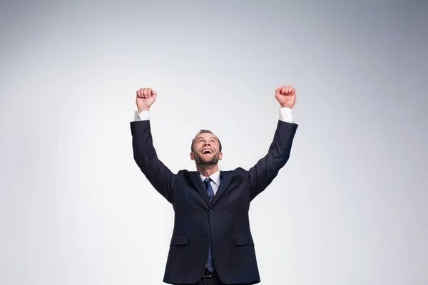 Empresário mostrando gesto de vitória — Fotografia de Stock