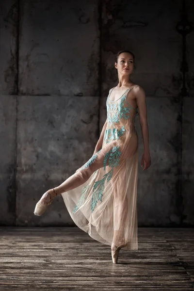 Młody piękny tancerz w Sukienka beżowa — Zdjęcie stockowe