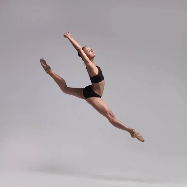 Прекрасный балетный танцор — стоковое фото