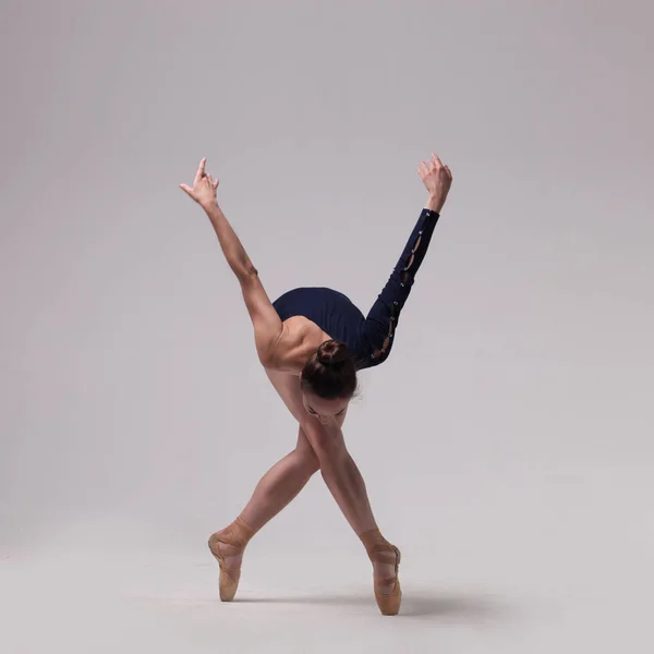 Hermosa bailarina de ballet aislada — Foto de Stock