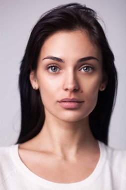 güzel esmer kadın portresi