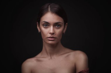 Temiz tenli, genç bir kadının güzel yüzü.