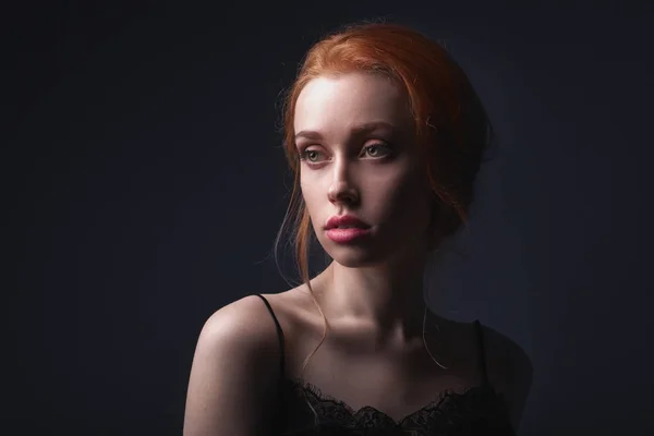 Studio portret van stijlvolle roodharige vrouw. — Stockfoto