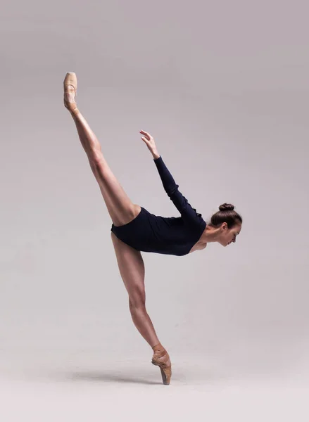 Hermosa bailarina de ballet aislada —  Fotos de Stock