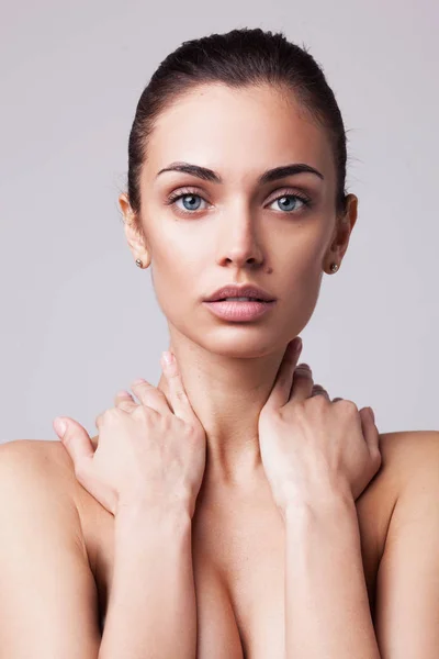 Hermoso retrato de mujer morena — Foto de Stock