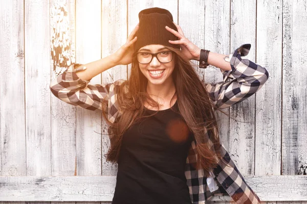 Hipster ragazza in occhiali e berretto nero — Foto Stock