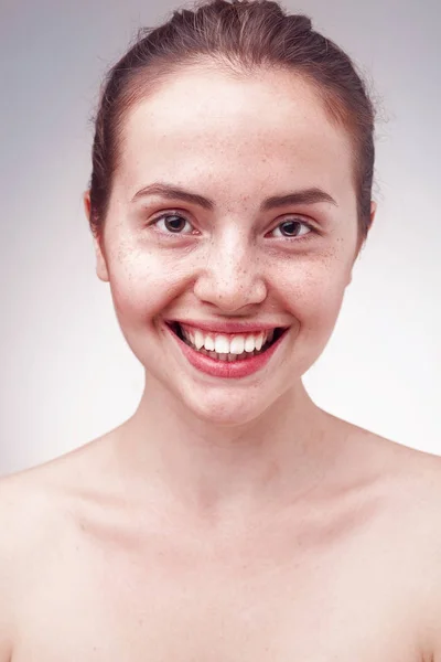 Retrato de mulher sorridente feliz com sardas — Fotografia de Stock