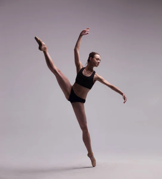 Hermosa bailarina de ballet aislada — Foto de Stock