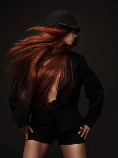 Portret pięknej kobiety z długimi rudymi włosami — Zdjęcie stockowe