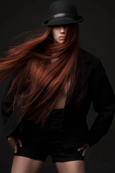 Retrato de uma bela mulher com longos cabelos vermelhos — Fotografia de Stock