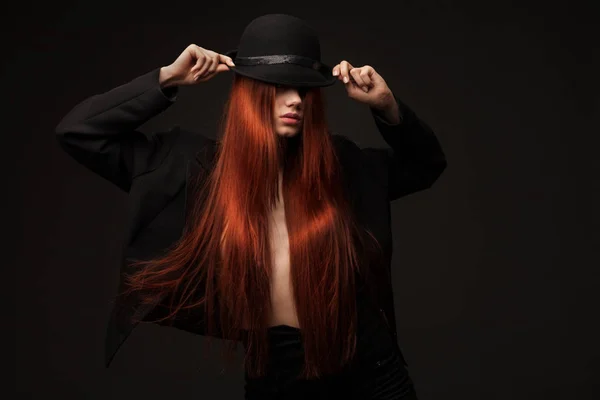 Uzun kızıl saçlı güzel bir kadın portresi — Stok fotoğraf
