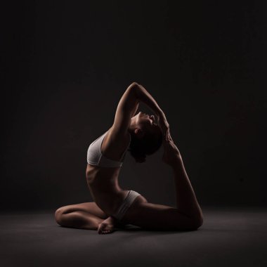 Yoga yaparken sağlıklı Latin kadın