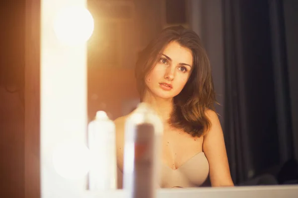 Mulher sexy bonita olhando em um espelho — Fotografia de Stock