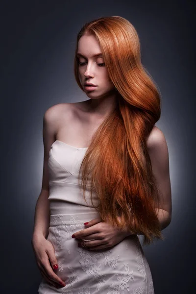 Bella donna dai capelli rossi elegante in un abito bianco — Foto Stock
