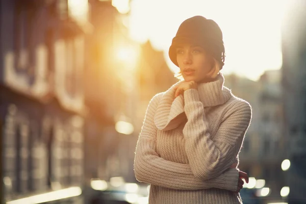 Retrato Mujer Moda Niña Suéter Punto Sombrero Vintage Aire Libre —  Fotos de Stock