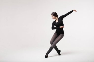 siyah mayolu poz içinde genç kadın dansçı