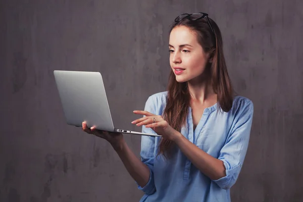 Młoda piękna brunetka kobieta z laptopa — Zdjęcie stockowe