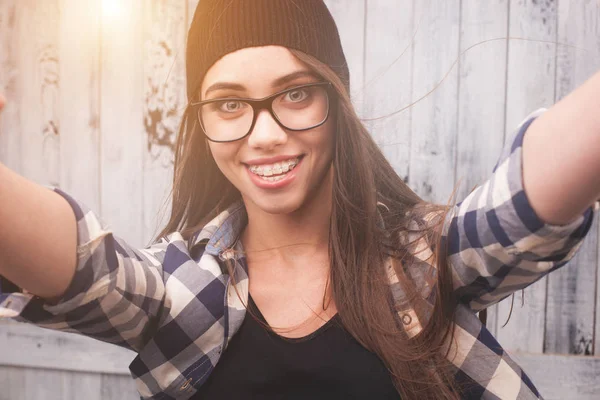 Ragazza hipster in occhiali e bretelle — Foto Stock