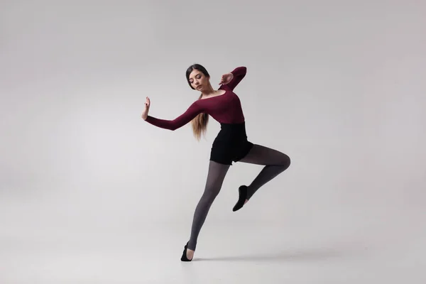 Ung kvinna dansare i maroon baddräkt poserar — Stockfoto