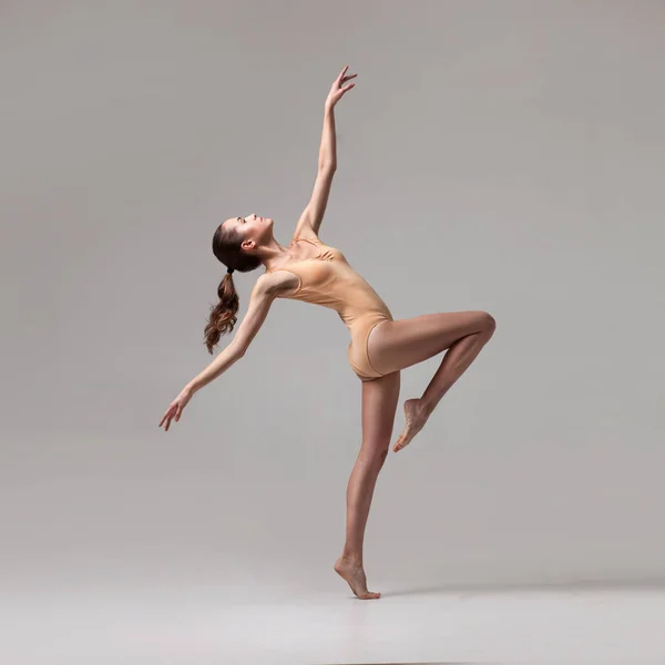 在米色的泳装年轻美丽的芭蕾舞者 — 图库照片