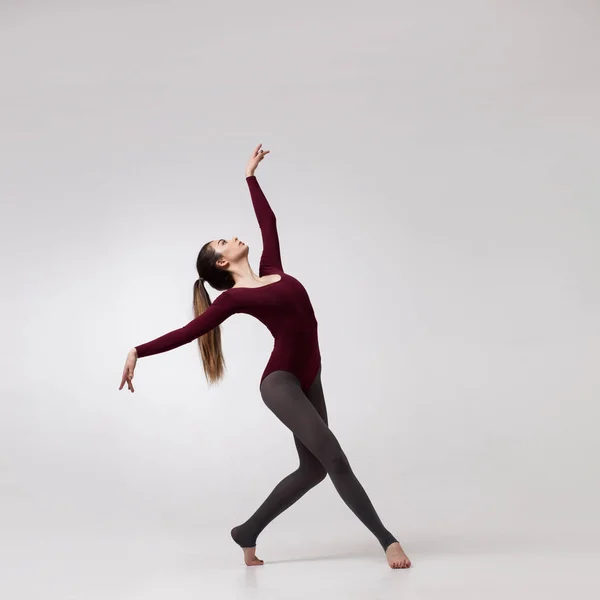 Jeune femme danseuse en maillot de bain marron posant — Photo