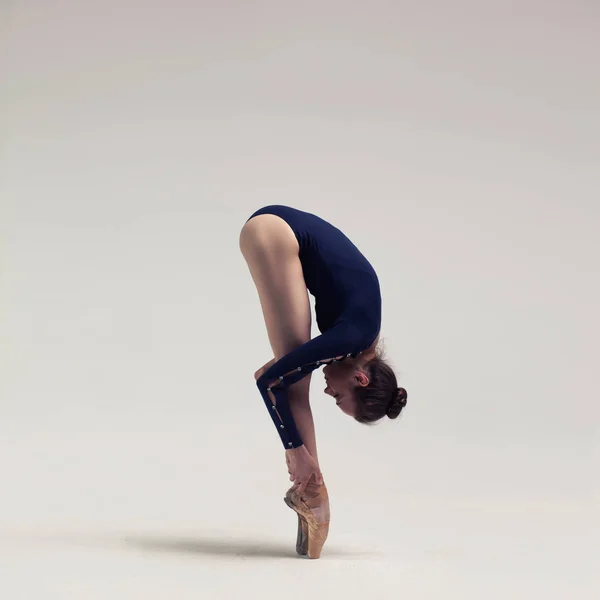 Mooie Ballet Dancer Poseren op Pointes. — Stockfoto