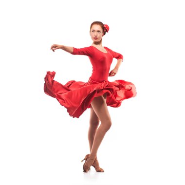 Kırmızı elbise giyen kadın dansçı
