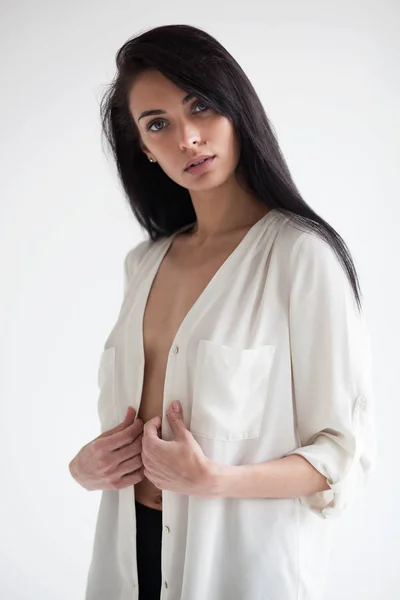 Mooie sexy brunette in witte blouse — Stockfoto