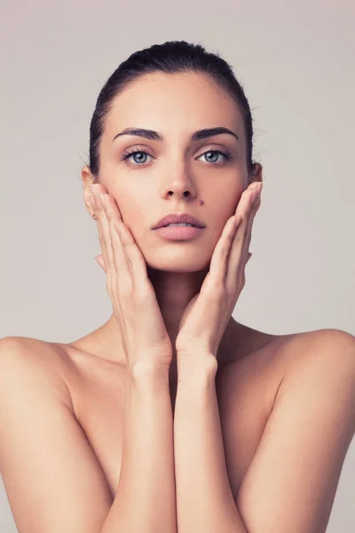 Primer plano retrato de la mujer hermosa con la piel limpia y fresca —  Fotos de Stock