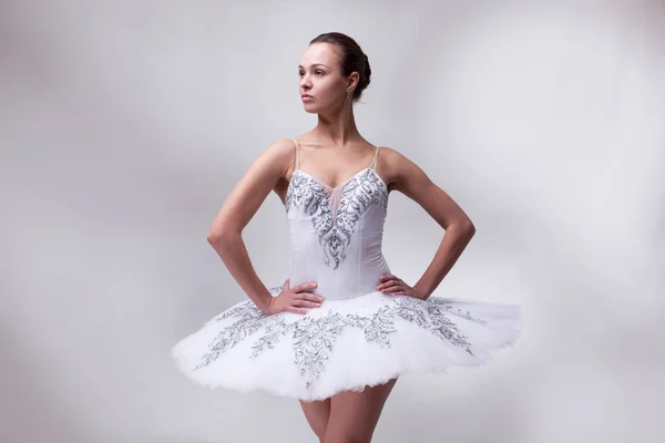 Hermosa mujer bailarina de ballet en blanco —  Fotos de Stock