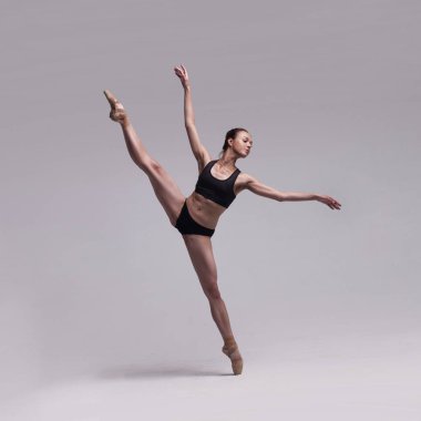 Güzel Bale Dansçısı Pointes 'te Poz Veriyor.