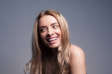 Yetişkin güzel sarışın bir kadınla dişlerde beyaz kaplama.