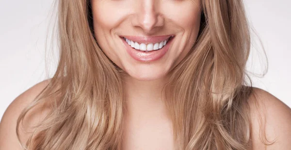 Adulto bela mulher loira com folheados brancos nos dentes . — Fotografia de Stock