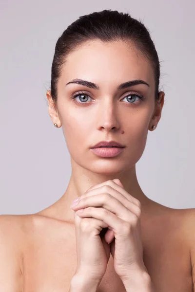 Primer plano retrato de la mujer hermosa con la piel limpia y fresca —  Fotos de Stock