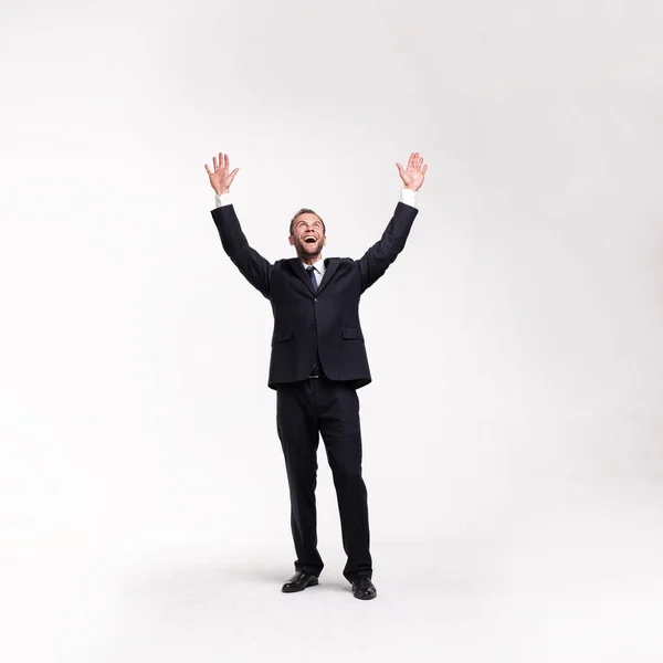 Hombre de negocios barbudo levantando las manos — Foto de Stock