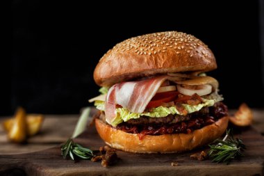 Klasik Amerikan sığır eti burger. Sağlıksız yiyecek konsepti. 