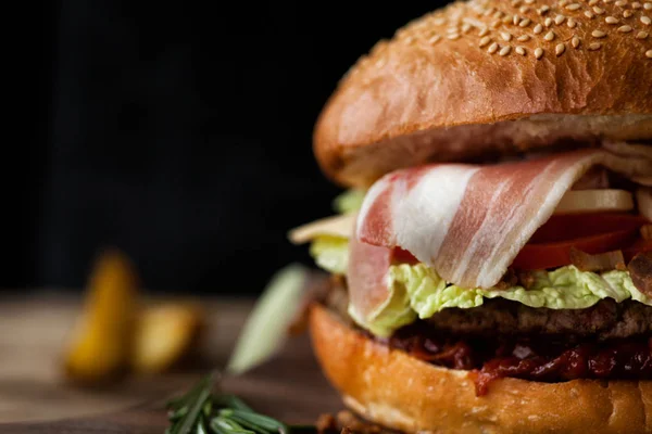 Hambúrguer de carne americano clássico. Conceito alimentar pouco saudável . — Fotografia de Stock