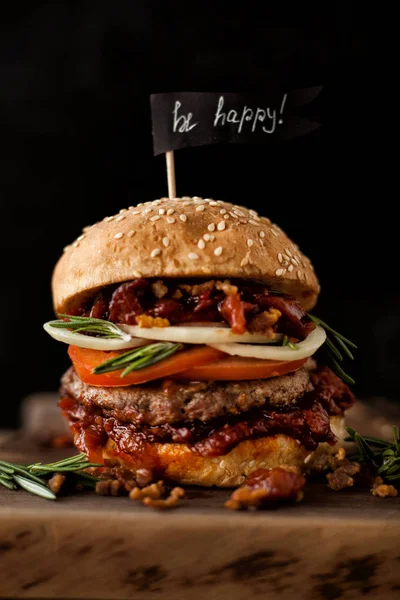 Klasyczny amerykański burgera. Niezdrowe jedzenie koncepcja. — Zdjęcie stockowe