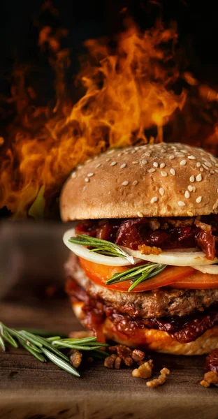 Klasický americký hovězí burger. Nezdravé stravovací koncept. — Stock fotografie