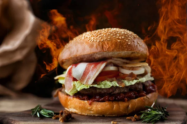 Klassischer amerikanischer Beef Burger. Ungesundes Ernährungskonzept. — Stockfoto