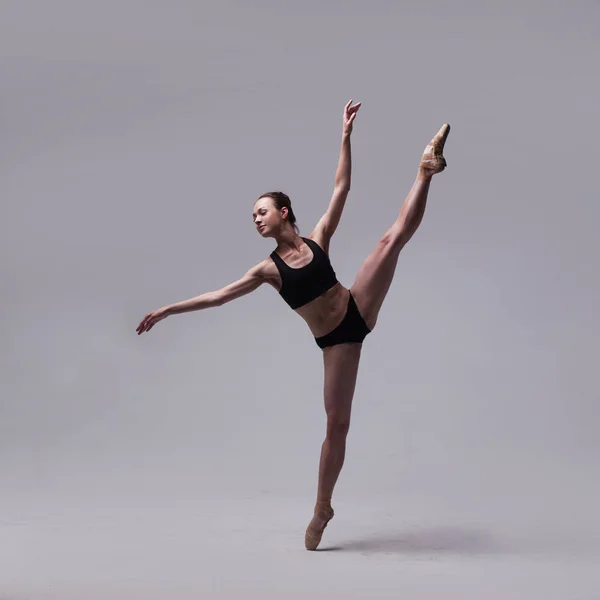 Hermosa bailarina de ballet posando en puntas. —  Fotos de Stock