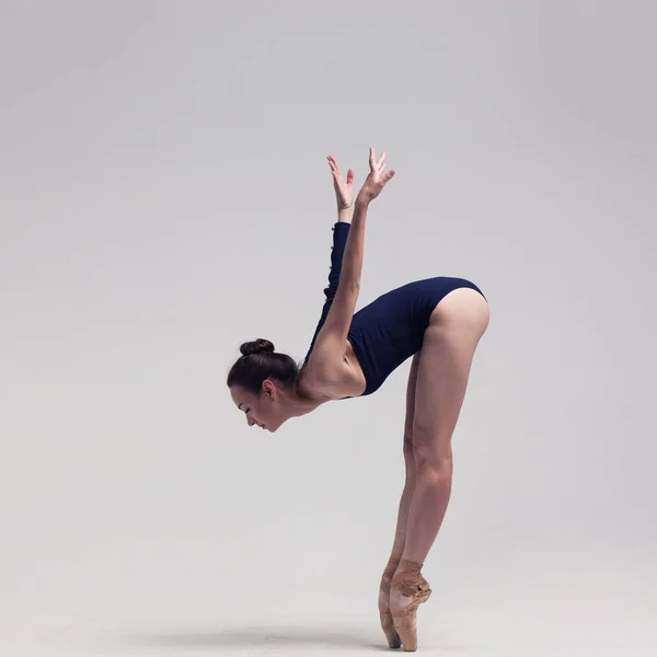 Vacker balett dansare Posing On Pointes. — Stockfoto