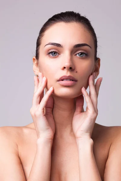 Close-up portret van mooie vrouw met schone frisse huid — Stockfoto