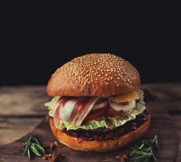 Hambúrguer de carne americano clássico. Conceito alimentar pouco saudável . — Fotografia de Stock