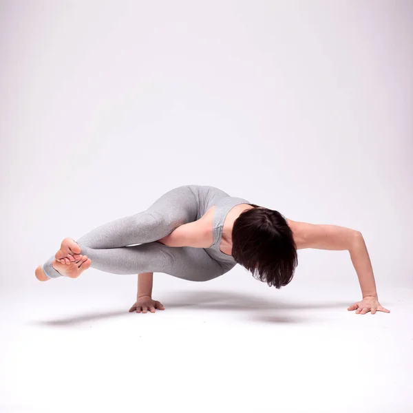 Ung vacker kvinna yoga poserar — Stockfoto