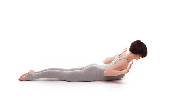 Jonge mooie vrouw yoga poseren. geïsoleerd — Stockfoto