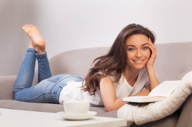 Kitap okuyan güzel genç bir kadın.