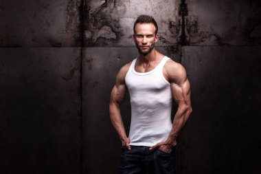 Esmer bir geçmişi olan güçlü bir atletik.